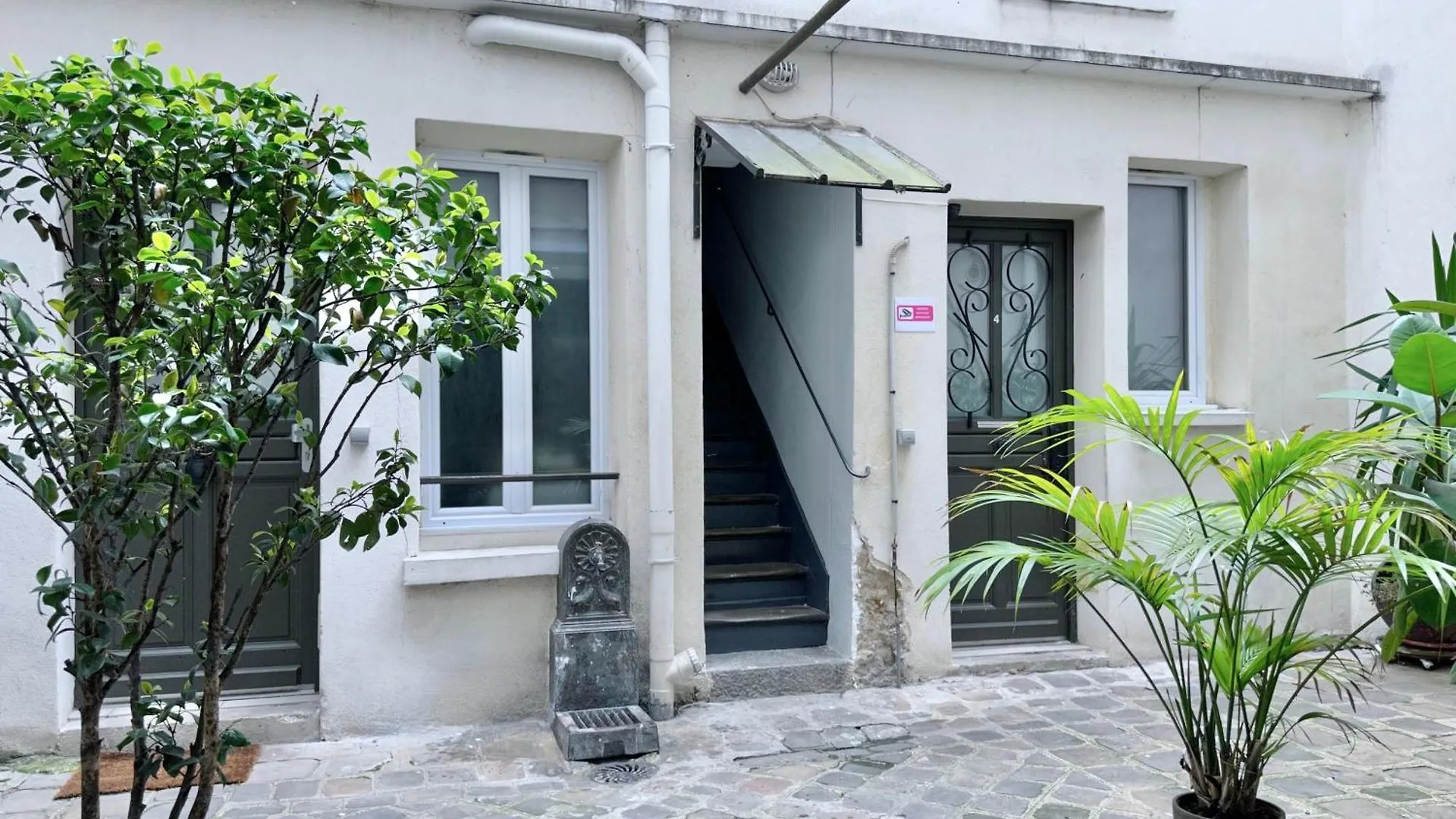 831c Friendly Property In * Paris